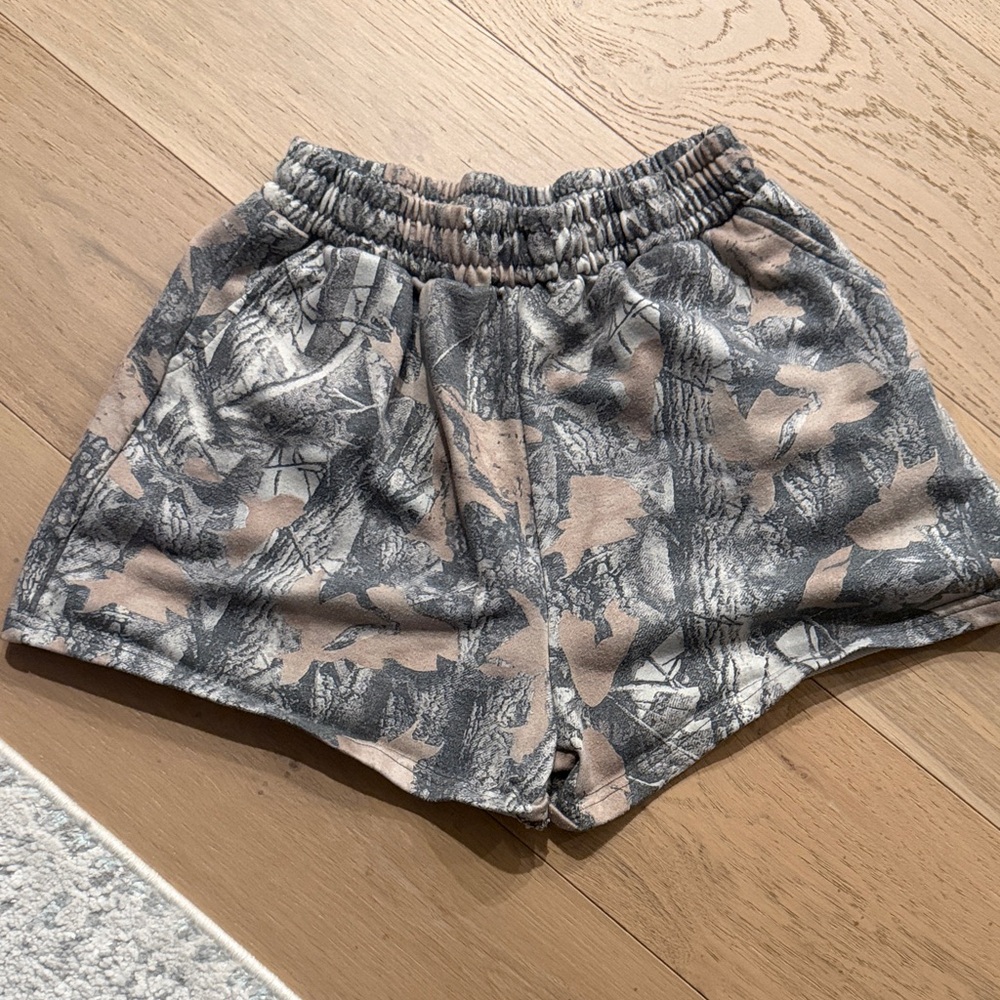 Women’s Elastic Waist Athletic Shorts in Gray & Tan Camouflage